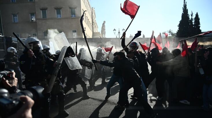 Ένταση μεταξύ διαδηλωτών και αστυνομικών στο πανεκπαιδευτικό συλλαλητήριο στην Αθήνα	(φωτό και βίντεο)