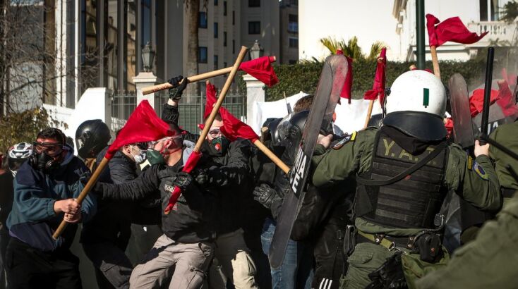 Ένταση μεταξύ διαδηλωτών και αστυνομικών στο πανεκπαιδευτικό συλλαλητήριο στην Αθήνα	(φωτό και βίντεο)