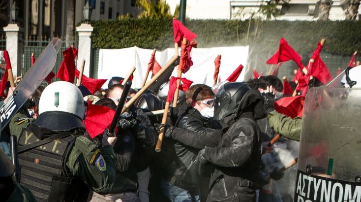 Ένταση μεταξύ διαδηλωτών και αστυνομικών στο πανεκπαιδευτικό συλλαλητήριο στην Αθήνα	(φωτό και βίντεο)