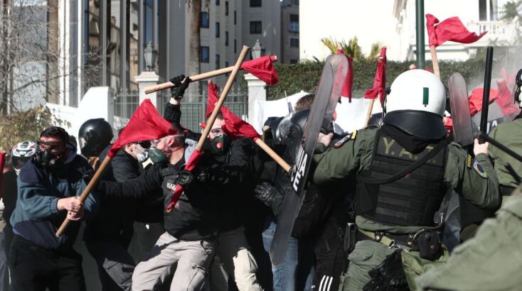 Ένταση μεταξύ διαδηλωτών και αστυνομικών στο πανεκπαιδευτικό συλλαλητήριο στην Αθήνα	(φωτό και βίντεο)
