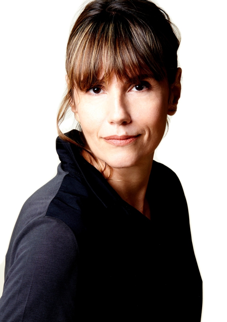 Η δημοσιογράφος Έφη Φαλίδα, επιμελήτρια της δράσης «Υφαντογραφήματα: Πέρα από τον ορίζοντα, κάτω από το δέρμα» στο ΣΕΝ