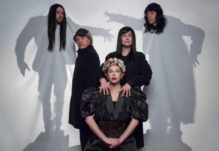 Ο θίασος της παράστασης "Οι δύο χέστηδες"