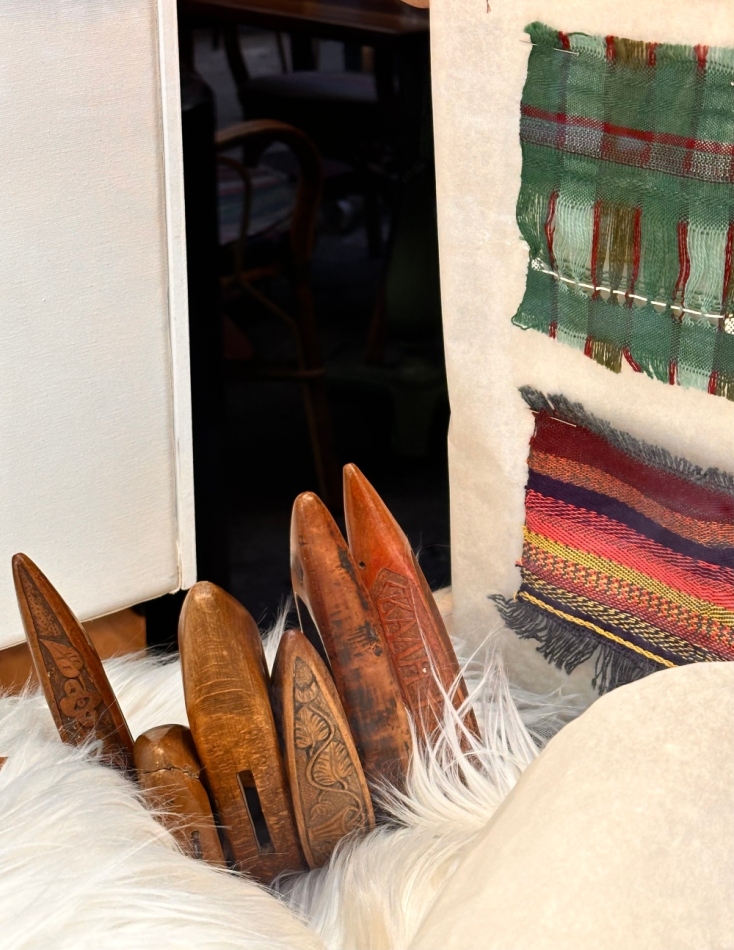 Άποψη από την εγκατάσταση της Σεβαστιάνας Κωνστάκη στη βιτρίνα του πωλητηρίου του Σ.Ε.Ν.