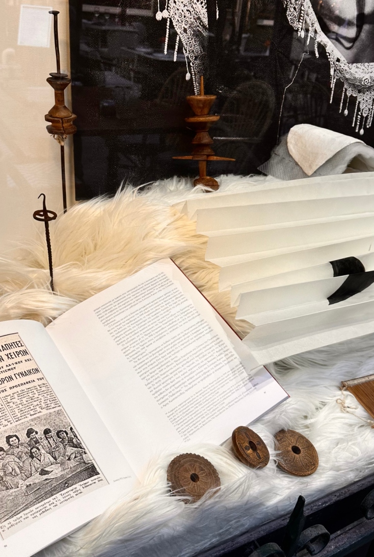 Σεβαστιάνα Κωνστάκη, "Χειρογραφίες του Σ.Ε.Ν.": λεπτομέρεια από την εγκατάσταση