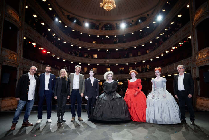 «Τρεις Ψηλές Γυναίκες»: Κυριάκος Μητσοτάκης και Μαρέβα Γκραμπόφσκι στο Δημοτικό Θέατρο Πειραιά - Παρακολούθησαν την παράσταση και μίλησαν με τους συντελεστές. 