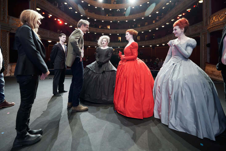 «Τρεις Ψηλές Γυναίκες»: Κυριάκος Μητσοτάκης και Μαρέβα Γκραμπόφσκι στο Δημοτικό Θέατρο Πειραιά - Παρακολούθησαν την παράσταση και μίλησαν με τους συντελεστές. 