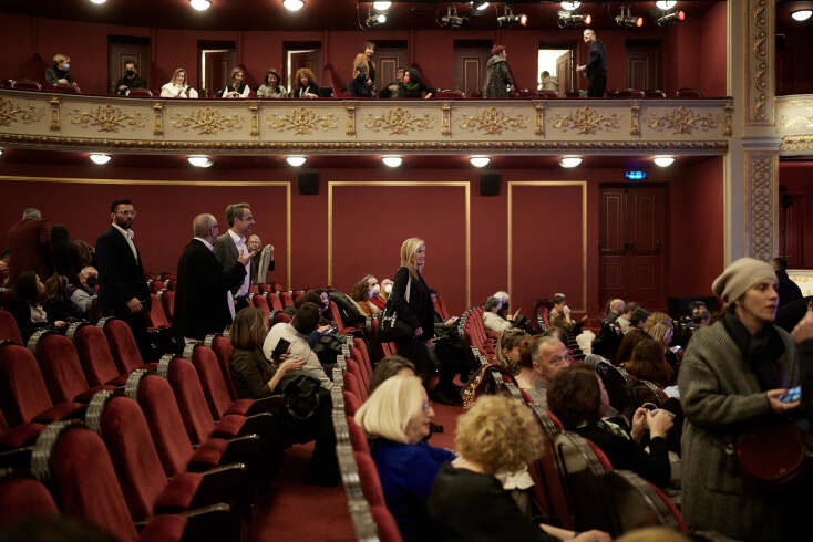 «Τρεις Ψηλές Γυναίκες»: Κυριάκος Μητσοτάκης και Μαρέβα Γκραμπόφσκι στο Δημοτικό Θέατρο Πειραιά - Παρακολούθησαν την παράσταση και μίλησαν με τους συντελεστές. 