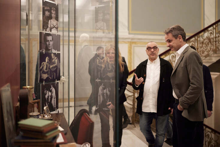 «Τρεις Ψηλές Γυναίκες»: Κυριάκος Μητσοτάκης και Μαρέβα Γκραμπόφσκι στο Δημοτικό Θέατρο Πειραιά - Παρακολούθησαν την παράσταση και μίλησαν με τους συντελεστές. 