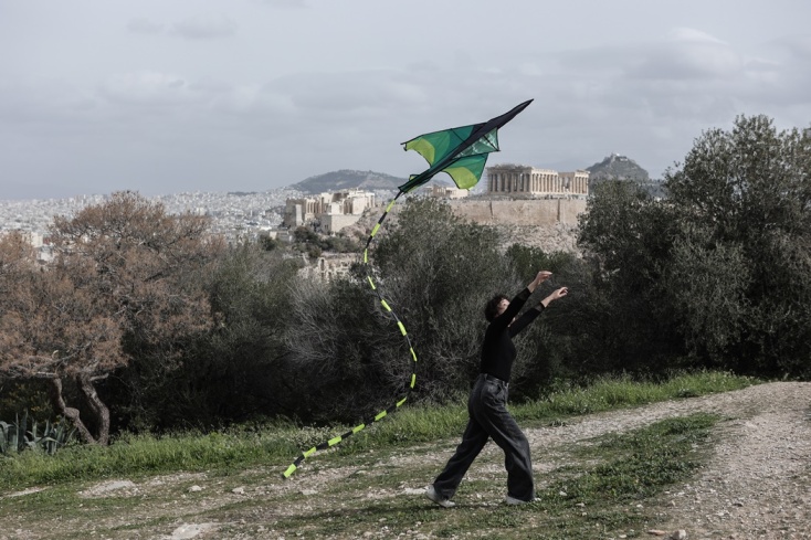 Κοπέλα επιχειρεί να πετάξει χαρταετό