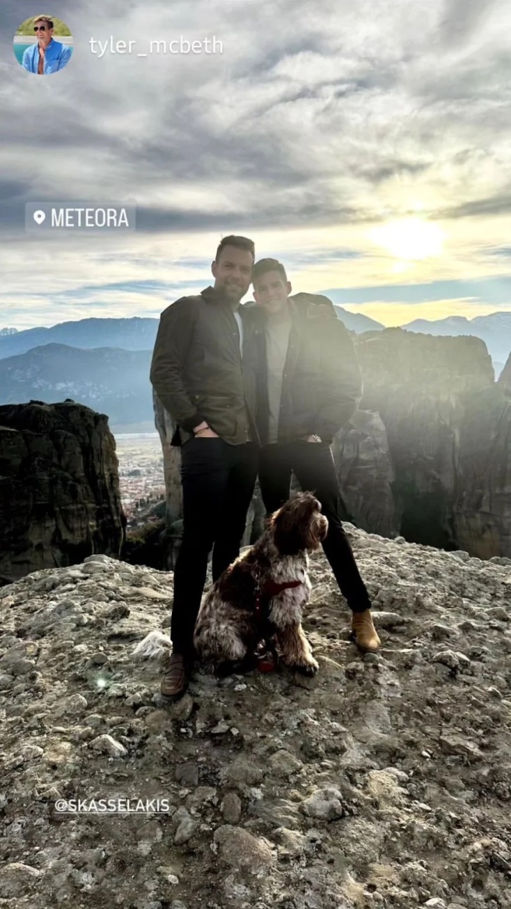 Στέφανος Κασσελάκης: Σύντομη απόδραση στα Μετέωρα με τον Τάιλερ Μακμπέθ και την σκυλίτσα τους, Φάρλεϊ - Το story που δημοσίευσαν στο Instagram.