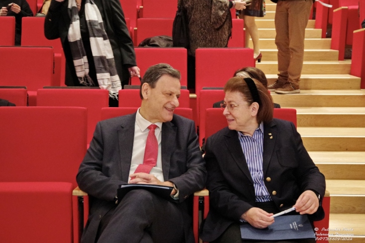 Η υπουργός Πολιτισμού Λίνα Μενδώνη και ο υπουργός Περιβάλλοντος και Ενέργειας Θεόδωρος Σκυλακάκης κατά την παρουσίαση στο αμφιθέατρο της Εθνικής Πινακοθήκης