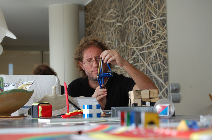 Το γριφώδες σύμπαν του Πανταζή Χούλη