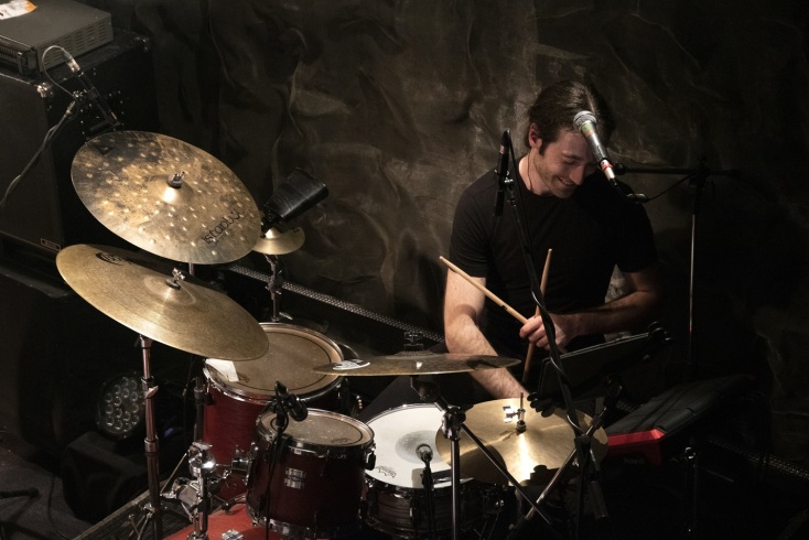 Θανάσης Τσακιράκης: Ο ντράμερ και τραγουδοποιός μιλάει για το πρώτο του προσωπικό άλμπουμ «Scent Remains», τη μουσική και τη ζωή του.