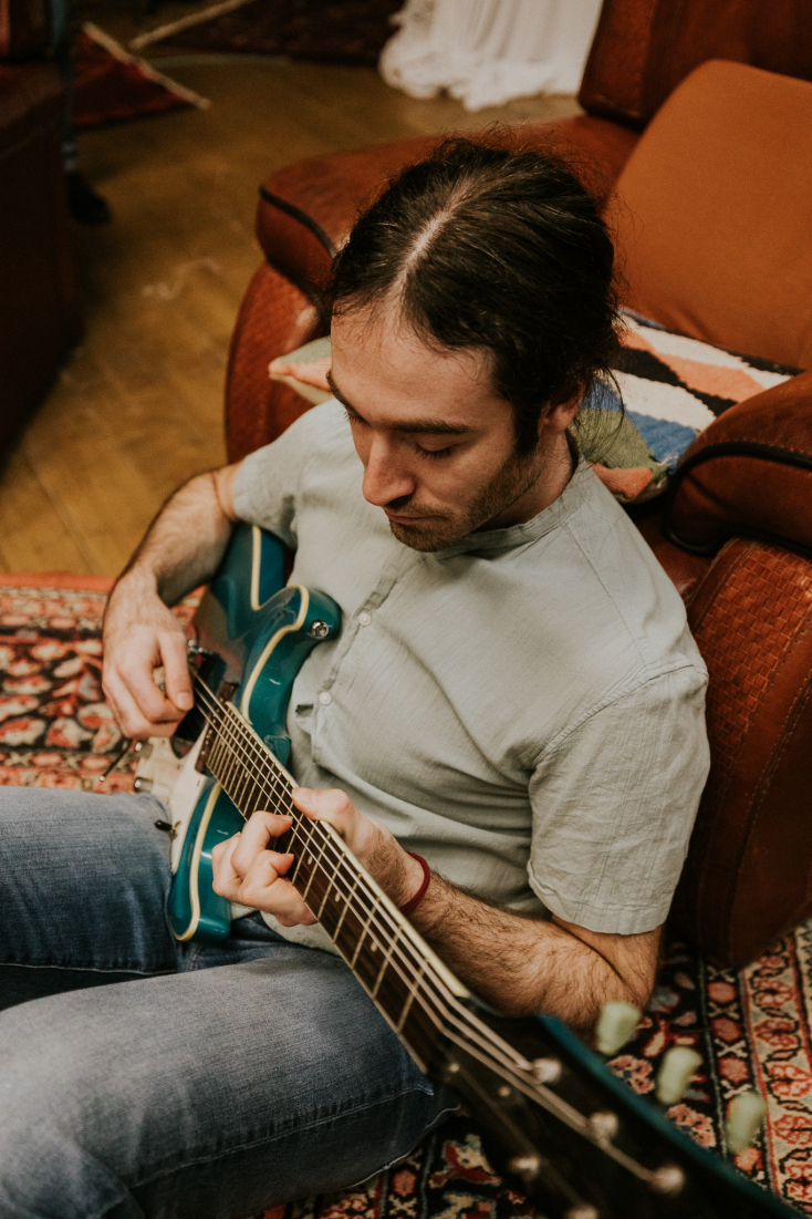 Θανάσης Τσακιράκης: Ο ντράμερ και τραγουδοποιός μιλάει για το πρώτο του προσωπικό άλμπουμ «Scent Remains», τη μουσική και τη ζωή του.