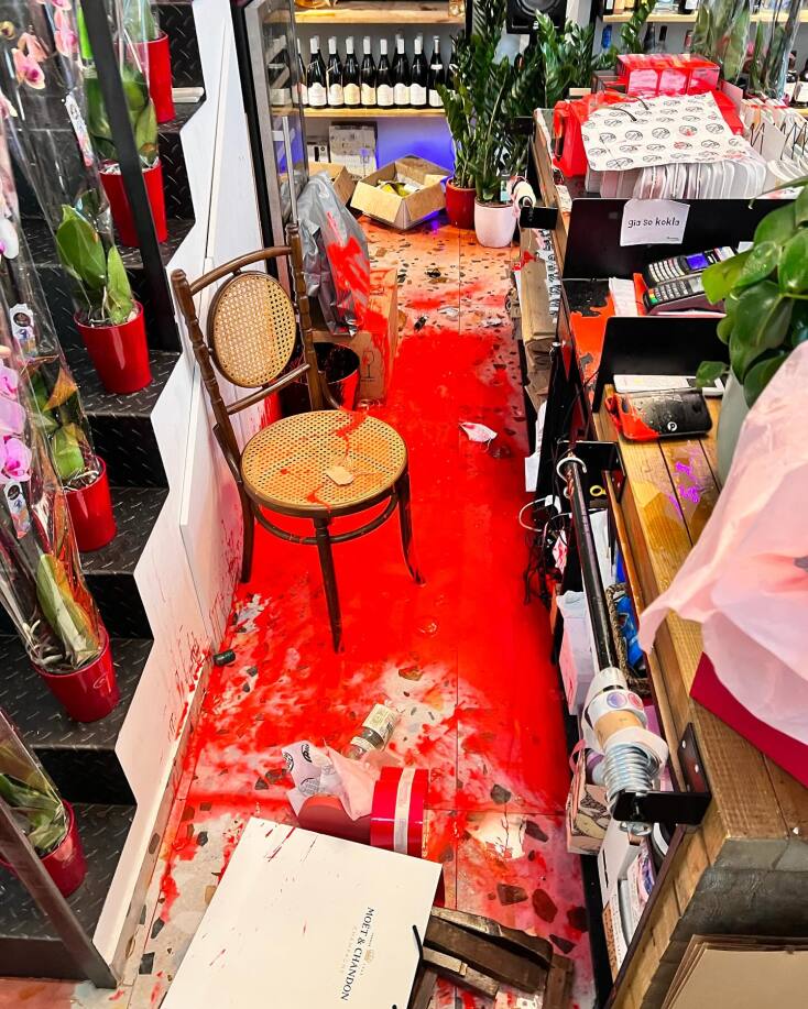 Βανδάλισαν το κατάστημα Polyamorous στα Εξάρχεια