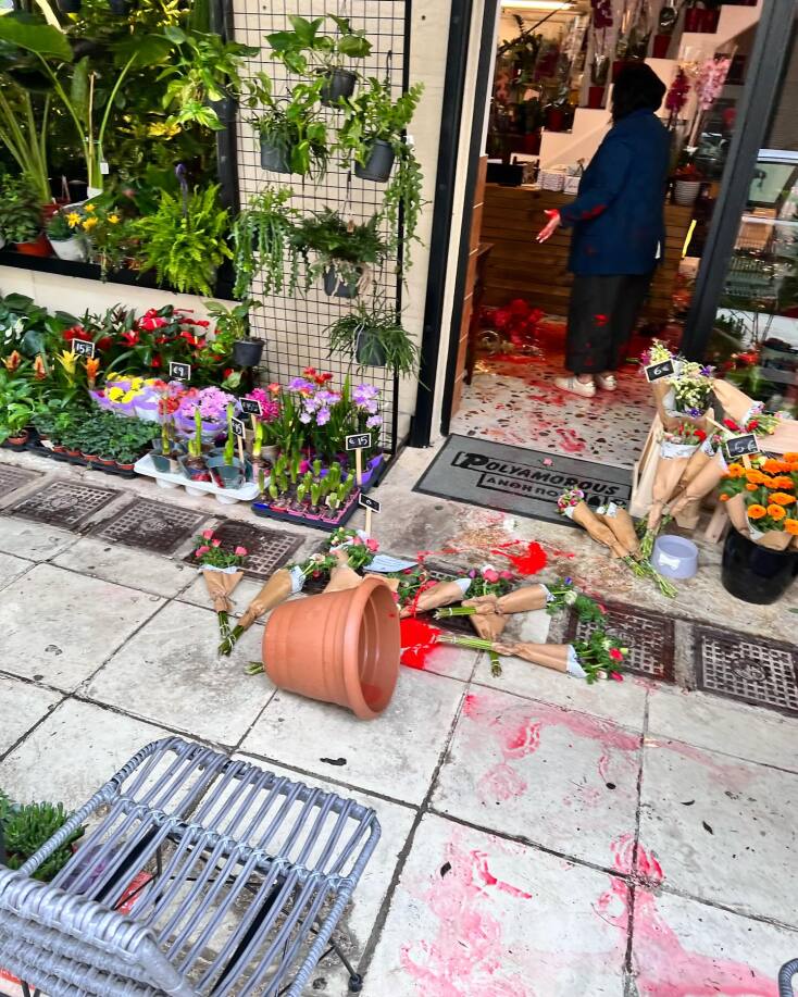 Βανδάλισαν το κατάστημα Polyamorous στα Εξάρχεια