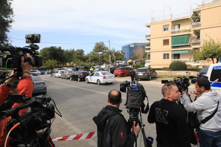 Γλυφάδα: Η ανακοίνωση της οικογένειας Καρνέση για το αιματοκύλισμα στα γραφεία της ναυτιλιακής εταιρίας με απολογισμό 4 νεκρούς.