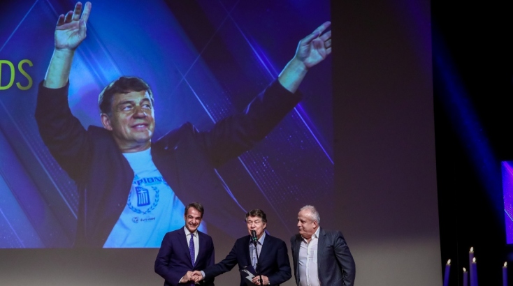 Ο Ρεχάγκελ βραβεύτηκε από τον Μητσοτάκη για την προσφορά του στο ελληνικό ποδόσφαιρο