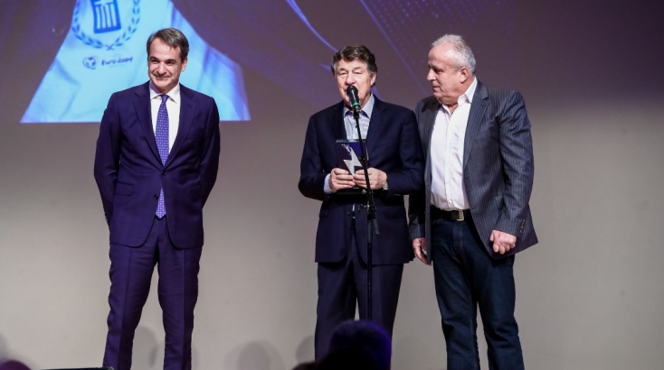 Ο Ρεχάγκελ βραβεύτηκε από τον Μητσοτάκη για την προσφορά του στο ελληνικό ποδόσφαιρο