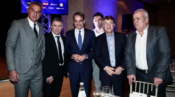 Ο Ρεχάγκελ βραβεύτηκε από τον Μητσοτάκη για την προσφορά του στο ελληνικό ποδόσφαιρο