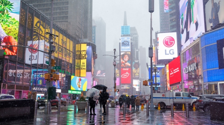 Στην πόλη της Νέας Υόρκης η βροχή μετατράπηκε σε χιόνι 