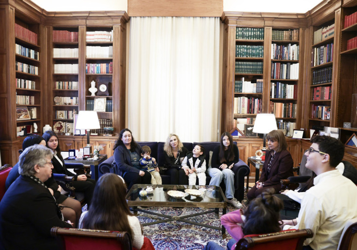 Η Πρόεδρος της Δημοκρατίας Κατερίνα Σακελλαροπούλου δέχεται παιδιά από τη Φλόγα που νίκησαν τον καρκίνο