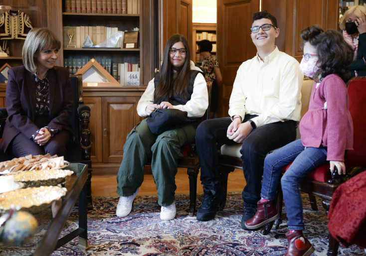 Η Πρόεδρος της Δημοκρατίας Κατερίνα Σακελλαροπούλου δέχεται παιδιά από τη Φλόγα που νίκησαν τον καρκίνο