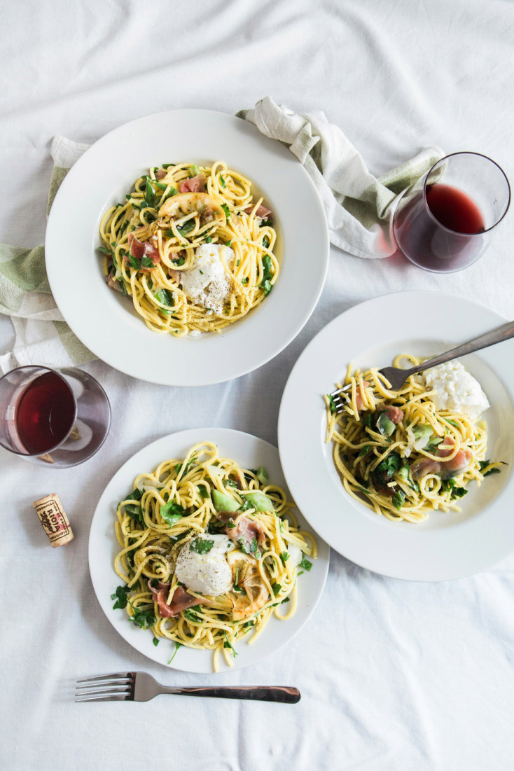 Πώς οργανώνεις με τον καλύτερο τρόπο ένα τραπέζι στο σπίτι για φίλους