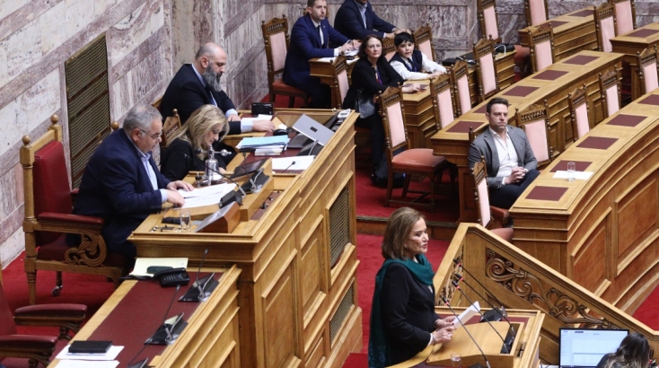 Ο Κασσελάκης παρακολουθεί τη συζήτηση για το νομοσχέδιο