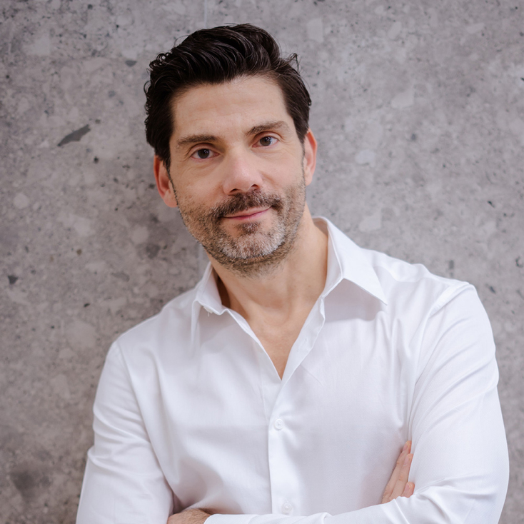 O Κωνσταντίνος Ζερβός είναι διατροφολόγος με ειδίκευση στην ψυχολογία της διατροφής, το mindfulness και την προαγωγής υγείας