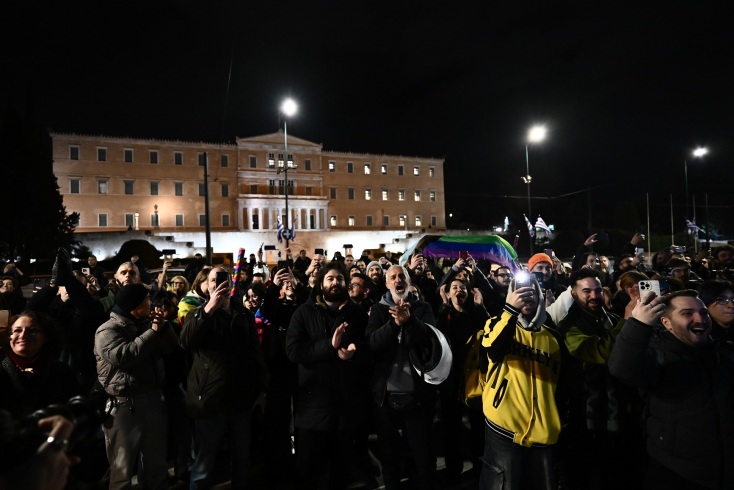 Γάμος ομοφύλων: Πανηγυρικό κλίμα στο Σύνταγμα, όπου είχαν συγκεντρωθεί μέλη της ΛΟΑΤΚΙ+ κοινότητας - Εκατοντάδες κόσμου. 