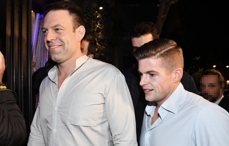 Ο χορός του Στέφανου Κασσελάκη με τον Τάιλερ στο Sodade μετά την ψήφιση για τον γάμο ομόφυλων ζευγαριών