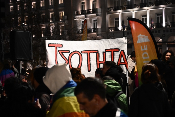 Γάμος ομοφύλων: Πανηγυρικό κλίμα στο Σύνταγμα, όπου είχαν συγκεντρωθεί μέλη της ΛΟΑΤΚΙ+ κοινότητας - Εκατοντάδες κόσμου. 