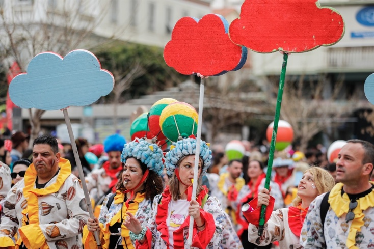 Καρναβαλιστές όλων των ηλικιών στο καρναβάλι