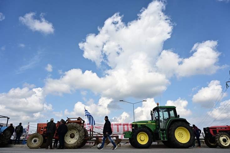 Οι αγρότες φτάνουν με τα τρακτέρ τους στην Αθήνα για τις κινητοποιήσεις