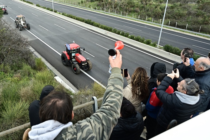 Αγρότες: Πλησιάζει στην Αθήνα το κομβόι των τρακτέρ