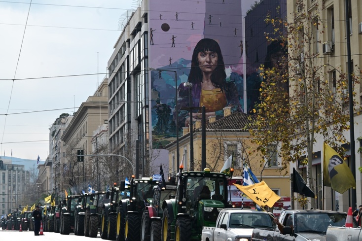 Αποχωρούν από το Σύνταγμα οι αγρότες με τα τρακτέρ τους