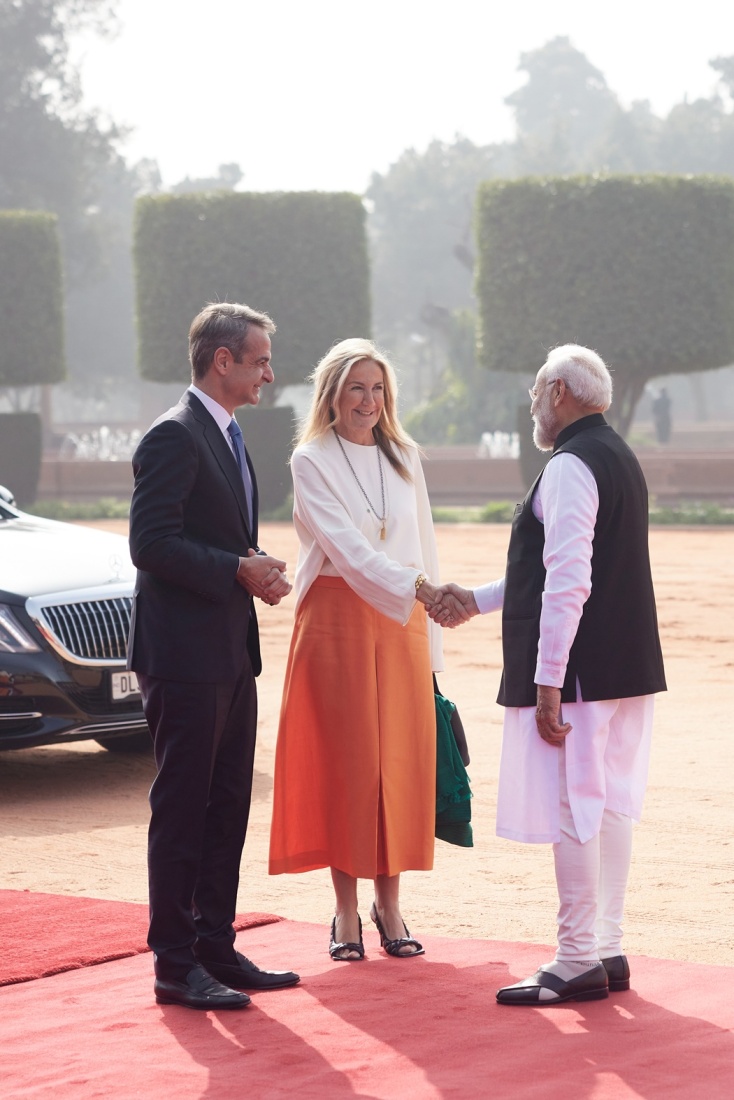 Ο Κυριάκος Μητσοτάκης με τη σύζυγό του, Μαρέβα Γκραμπόφσκι κατά την υποδοχή τους από τον Ινδό πρωθυπουργό στο Νέο Δελχί