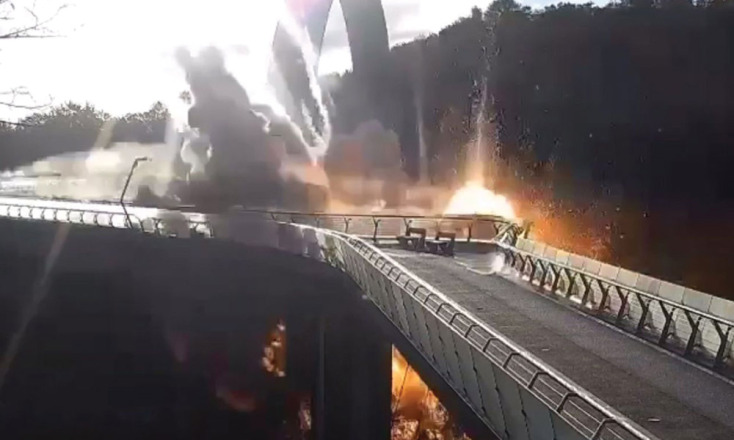 Η γυάλινη γέφυρα στο Κίεβο, κατά την έκρηξη ρώσικης ρουκέτας