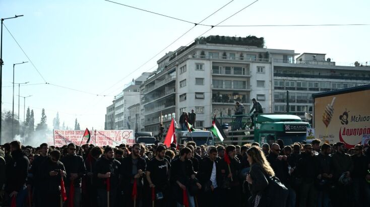 Έξω από τη Βουλή φοιτητές και μελισσοκόμοι - Στο «κόκκινο» οι κεντρικοί άξονες της Αττικής 