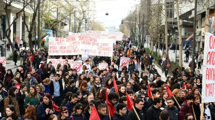 Έξω από τη Βουλή φοιτητές και μελισσοκόμοι - Στο «κόκκινο» οι κεντρικοί άξονες της Αττικής 
