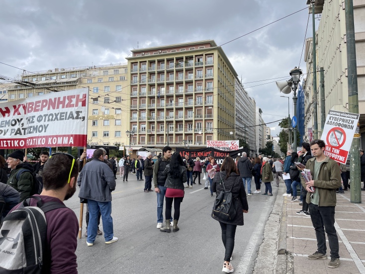 Πολίτες συγκεντρώνονται στην οδό Σταδίου
