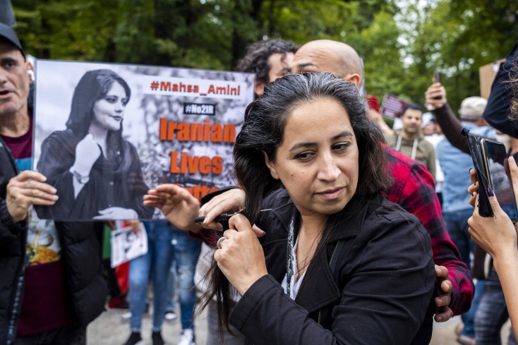 Ιράν - Ναργκίς Μοχαμαντί: Οι αρχές δεν επέτρεψαν στη βραβευμένη με Νόμπελ Ειρήνης ακτιβίστρια να παραστεί στην κηδεία του πατέρα της.