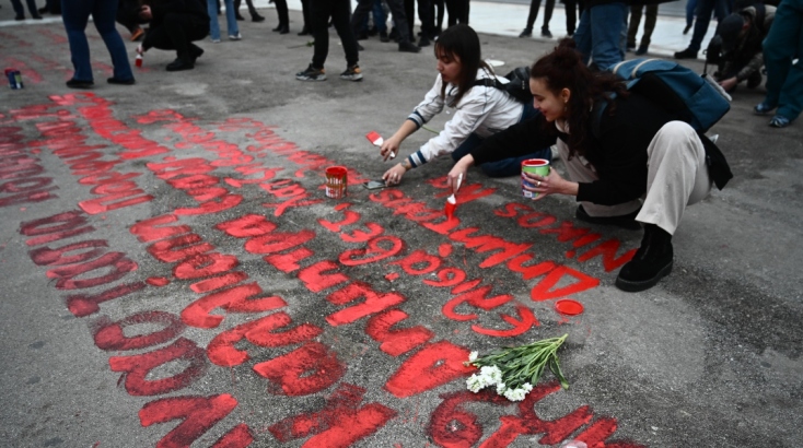 Τέμπη: Ξαναγράφουν τα ονόματα των 57 θυμάτων στο Σύνταγμα