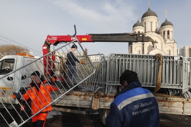 Κάγκελα έξω από τον ναό όπου θα τελεστεί η κηδεία του Αλεξέι Ναβάλνι
