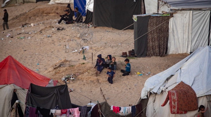 Παλαιστίνιοι πρόσφυγες παραμένουν στη Ράφα