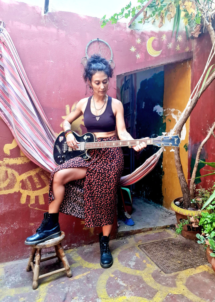 Η Μαρία Κείσογλου από το μπαλκόνι της