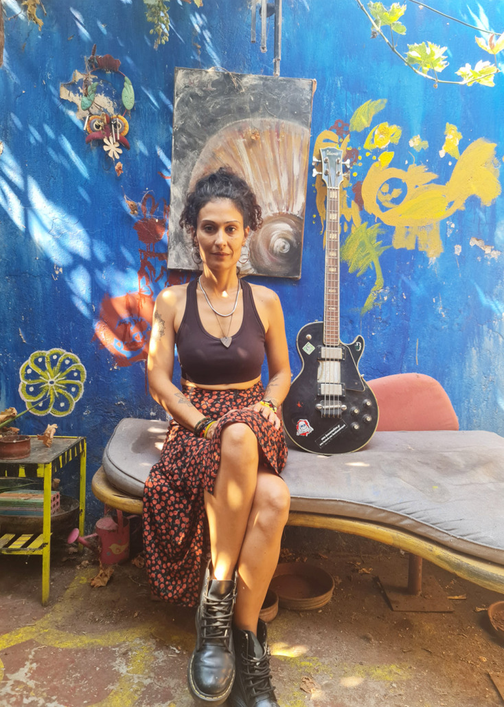 Η Μαρία Κείσογλου από το μπαλκόνι της