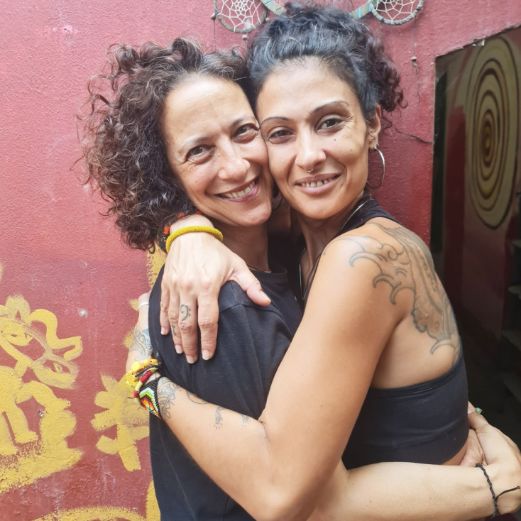 Η Μαρία Κείσογλου από το μπαλκόνι της