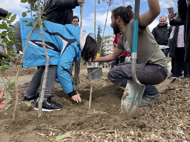 Θεσσαλονίκη: «Γεννήθηκε» το πρώτο βρώσιμο δάσος με τη φύτευση 700 δέντρων και φυτών - Νέος τόπος πρασίνου στη Νεάπολη Συκεών.